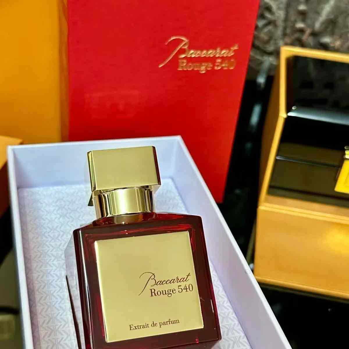 바카라 540 에센스 향수는 풍부하고 매혹적인 동양 꽃 - Home Fragrance Red Wine 리뷰 및 가격